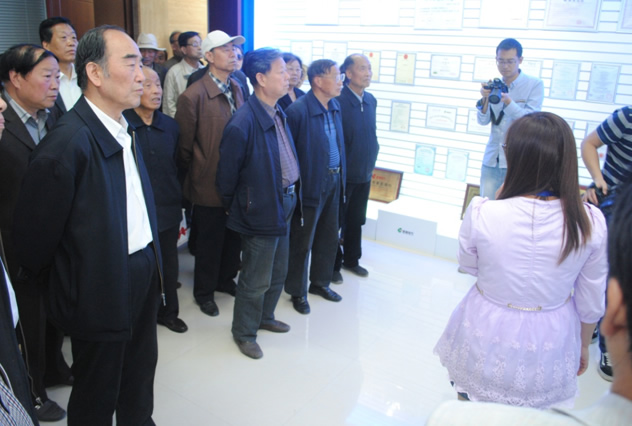 户县离休老干部光临公司参观(图1) 户县离休老干部光临公司参观(图1)